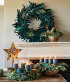 Adventsgesteck Peacock, Ca. B30/H22/T20 Cm -Gardena Store 6424469 6424477 6424493 6031983 WE MO 001 PeacockAdvent2022