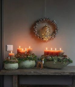 Adventsgesteck Ebony, Ca. Ø20/H21 Cm -Gardena Store 6424634 6424642 6424659 WE MO 001 EbonyAdvent2022